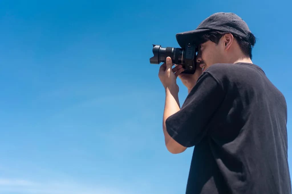 TAMRON 16-50mm F2.8 A (B091) – fotós szabadtéri fotózás közben