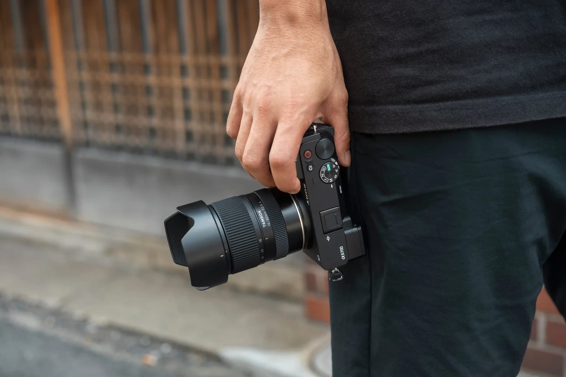 TAMRON 16-50mm F2.8 A (B091) – kézben, Sony E bajonettes fényképezőgépen