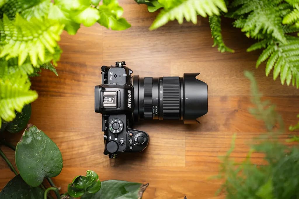 TAMRON 16-50mm F2.8 A (B091) – Nikon Z fényképezőgépen, felülről, fa asztalon
