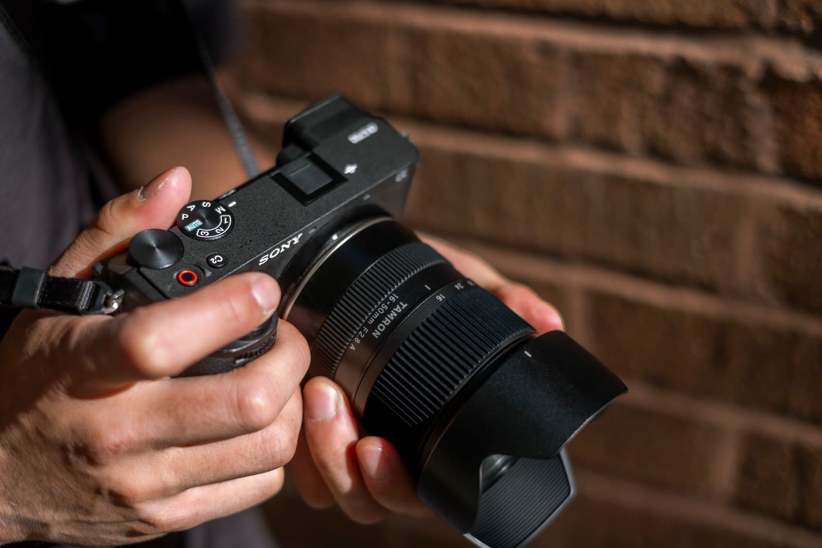 TAMRON 16-50mm F2.8 A (B091) – fényképezőgépre szerelve, kézben tartva